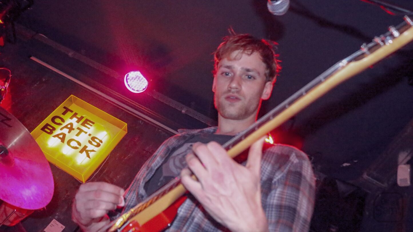 Guitarist < Band Name >